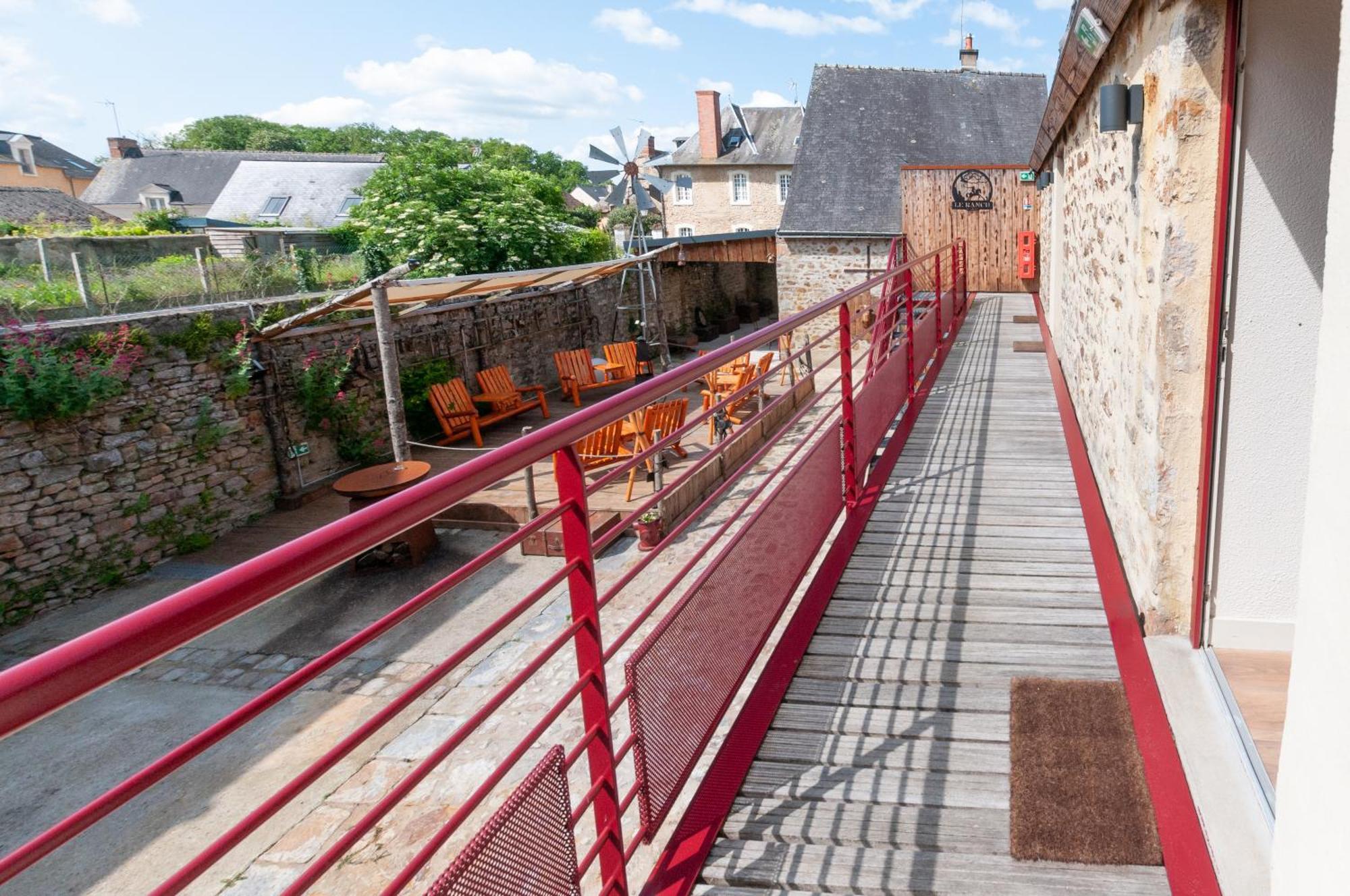 Hotel Le Ranch Brûlon Zewnętrze zdjęcie
