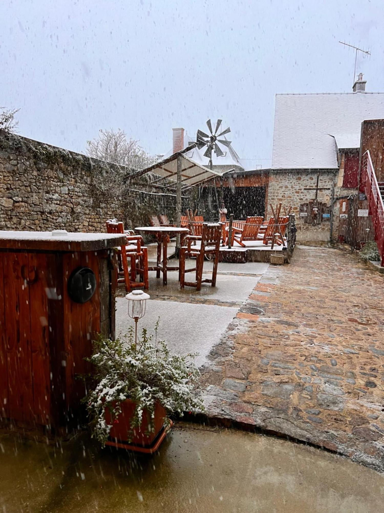 Hotel Le Ranch Brûlon Zewnętrze zdjęcie